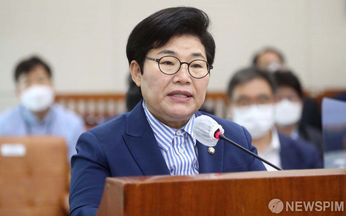 [서울=뉴스핌] 김민지 기자 = 국회 환경노동위원회 여당 간사인 임이자 국민의힘 의원이 23일 서울 여의도 국회에서 열린 환노위 전체회의에서 2021회계년도 결산 및 예비비지출 승인의 건 소위심사 결과를 보고하고 있다. (공동취재사진) 2022.08.23 photo@newspim.com