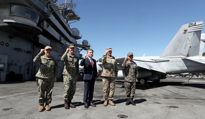 이종섭 국방부 장관(왼쪽 세번째)이 24일 부산 해군작전기지에서 한미 연합훈련을 위해 입항한 미 5항모강습단의 핵항모 로널드 레이건함을 찾아 굳건한 한미 군사동맹을 다지고 있다. 폴 라캐머라 주한미군사령관(네번째), 마이클 도널리 5항모강습단장(두번째), 강동훈 해군작전사령관(다섯번째), 프레드 골드해머 레이건함장. [사진=국방부]