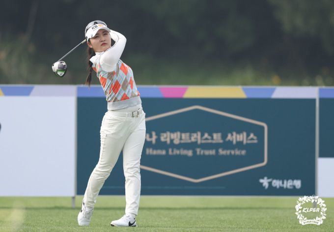 선두와 3타차 공동4위에 포진한 이예원. [사진= KLPGA]