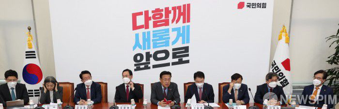 [서울=뉴스핌] 김민지 기자 = 정진석 국민의힘 비상대책위원장이 지난 6일 서울 여의도 국회에서 열린 비상대책위원회의에서 모두발언을 하고 있다. 정 비대위원장 체제에 대한 이준석 국민의힘 전 대표의 효력 정지 가처분 신청 최종 결정이 이르면 이날 발표될 예정이다. 2022.10.06 kimkim@newspim.com