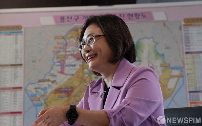 [서울=뉴스핌] 최상수 기자 = 박희영 용산구청장이 7일 서울 용산구 용산구청에서 뉴스핌과 인터뷰를 하고 있다. 2022.10.07 kilroy023@newspim.com