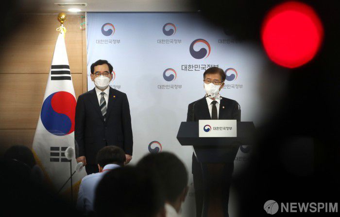 [서울=뉴스핌] 김학선 기자 = 이정식 고용노동부 장관(오른쪽)과 이창양 산업통상자원부 장관이 14일 서울 종로구 정부서울청사 합동브리핑실에서 대우조선해양 사내하청 노조 파업 장기화에 따른 입장발표를 하고 있다. 2022.07.14 yooksa@newspim.com