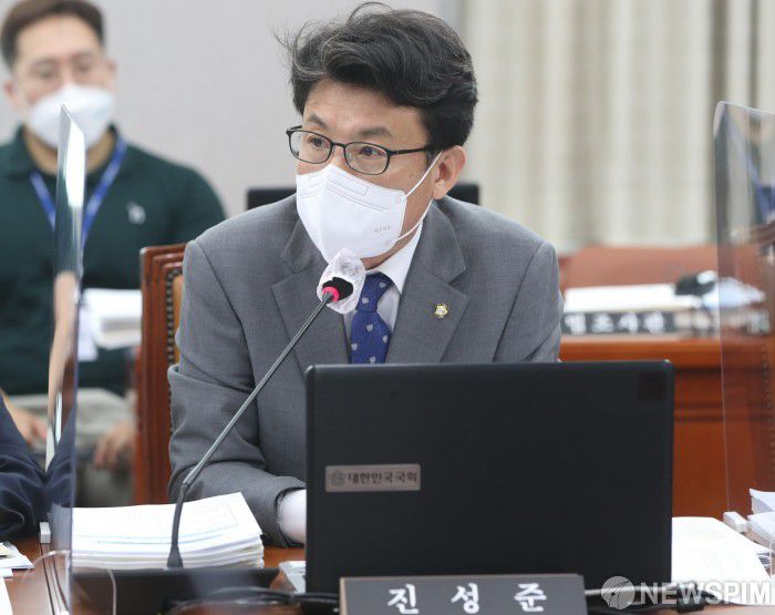 [서울=뉴스핌] 김민지 기자 = 진성준 운영위원회 더불어민주당 야당 간사가 23일 서울 여의도 국회에서 열린 운영위원회 전체회의에서 인사말을 하고 있다. (공동취재사진) 2022.08.23 photo@newspim.com