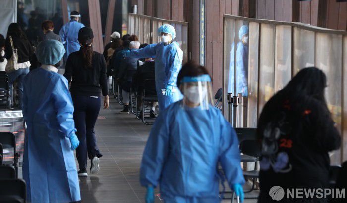[서울=뉴스핌] 황준선 기자 = 국내에 첫 코로나19 확진자가 발생한 지 1000일이 된 15일 오전 서울 송파구보건소 임시선별검사소에서 의료진이 검사자들을 안내하고 있다. 이날 코로나19 신규 확진자는 2만 2844명이 늘어 누적 2천509만8천996명이 됐다. 2022.10.15 hwang@newspim.com