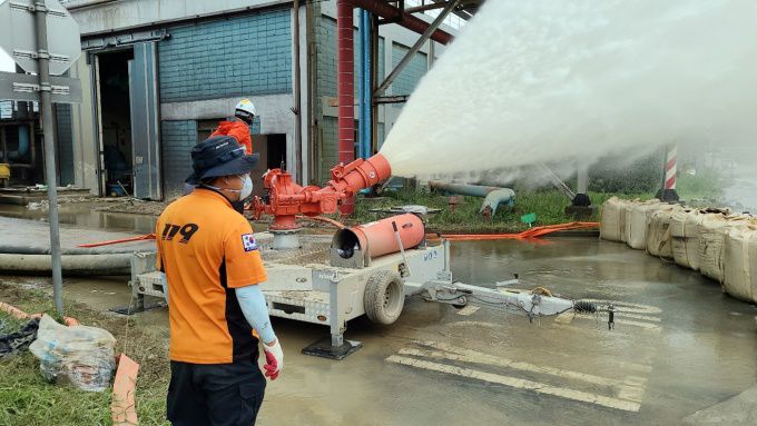 태풍 '힌남노' 내습으로 가동이 중단된 포항제철소 침수 현장에서 소방당국이 대용량방사포로 복구작업하고 있다.[사진=경북도] 2022.10.31 nulcheon@newspim.com