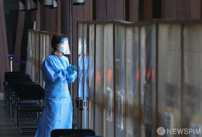 [서울=뉴스핌] 황준선 기자 = 국내에 첫 코로나19 확진자가 발생한 지 1000일이 된 15일 오전 서울 송파구보건소 임시선별검사소에서 의료진이 검사자를 기다리고 있다. 이날 코로나19 신규 확진자는 2만 2844명이 늘어 누적 2천509만8천996명이 됐다. 2022.10.15 hwang@newspim.com