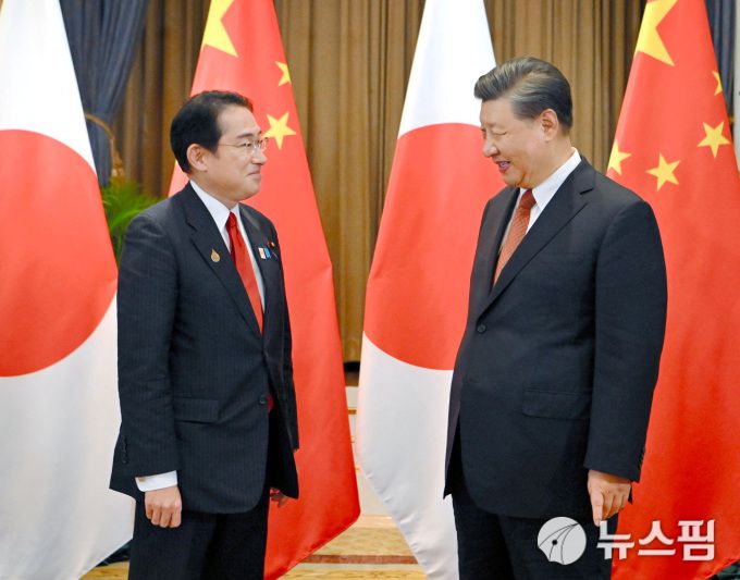 [방콕 로이터=뉴스핌] 고인원 기자= 태국 방콕에서 정상회담을 가진 시진핑 중국 국가주석과 기시다 후미오 일본 총리 2022.11.18 koinwon@newspim.com