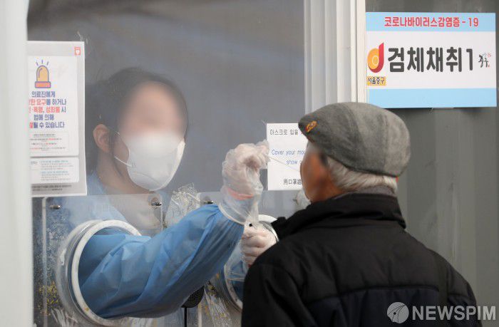 [서울=뉴스핌] 김학선 기자 = 코로나19 신규 확진자가 6만명을 넘어서며 재유행이 가까워지는 가운데 8일 오후 서울역광장 임시선별검사소에서 시민들이 코로나 검사를 받고 있다. 신규 확진자가 6만명 이상 나온 것은 지난 9월15일(7만1444명) 이후 54일 만이다. 2022.11.08 yooksa@newspim.com