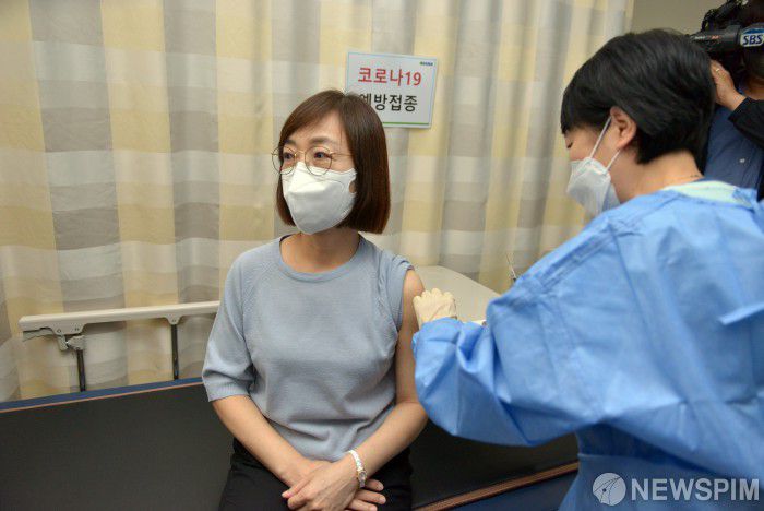 [서울=뉴스핌] 백경란 질병관리청장이 14일 충북 청주시 하나병원에서 겨울철 코로나19 재유행에 대비해 화이자 개량 백신을 추가 접종하고 있다. [사진=질병관리청] 2022.11.14 photo@newspim.com