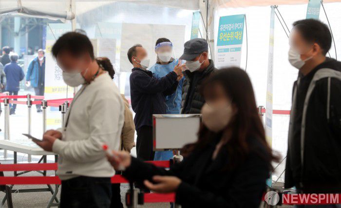 [서울=뉴스핌] 김학선 기자 = 코로나19 신규 확진자가 6만명을 넘어서며 재유행이 가까워지는 가운데 8일 오후 서울역광장 임시선별검사소에서 시민들이 코로나 검사를 받고 있다. 신규 확진자가 6만명 이상 나온 것은 지난 9월15일(7만1444명) 이후 54일 만이다. 2022.11.08 yooksa@newspim.com
