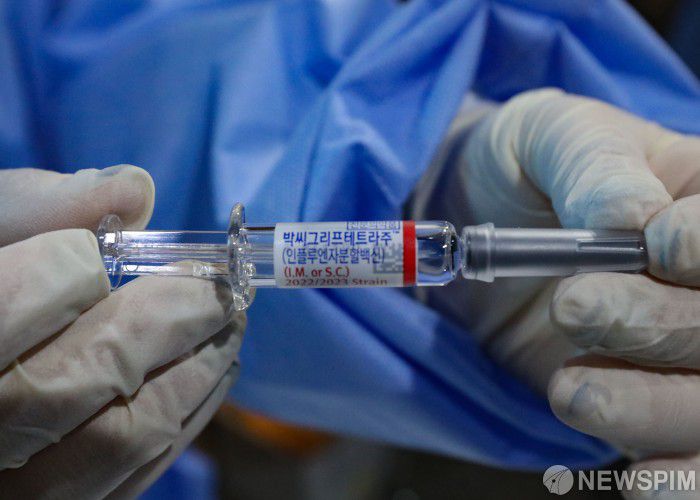 [서울=뉴스핌] 황준선 기자 = 18일 오후 서울 중구 서울역 무료진료소에서 의료진이 독감 백신을 들어보이고 있다. 2022.10.18 hwang@newspim.com