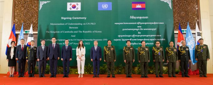 이종섭 국방부 장관이 24일(현지시간) 캄보디아 시엠립에서 열린 한-캄보디아 국방협력 행사에서 유엔 평화유지활동(UN PKO) 삼각협력 프로그램 일환으로 진행된 공병장비 양도 약정식에서 기념사진을 찍고 있다. [사진=국방부]