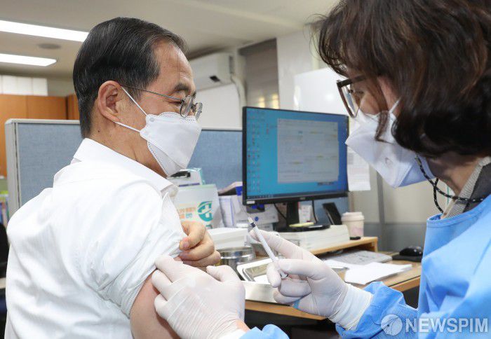 [서울=뉴스핌] 김학선 기자 = 한덕수 국무총리가 24일 서울 종로구보건소를 방문해 코로나19 2가 백신 추가접종을 하고 있다. 2022.11.24 yooksa@newspim.com