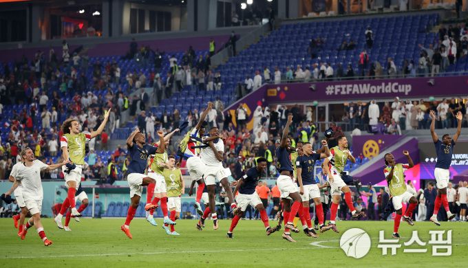 [카타르 로이터=뉴스핌] 박두호 기자= 27일 카타르 도하 스타디움 974에서 열린 카타르 월드컵 조별리그 D조 프랑스와 덴마크 경기에서 프랑스가 2대0으로 승리했다. 가장 먼저 16강 진출이 확정된 프랑스 대표팀은 경기장에서 승리를 만끽하고 있다. 2022.11.27 walnut_park@newspim.com