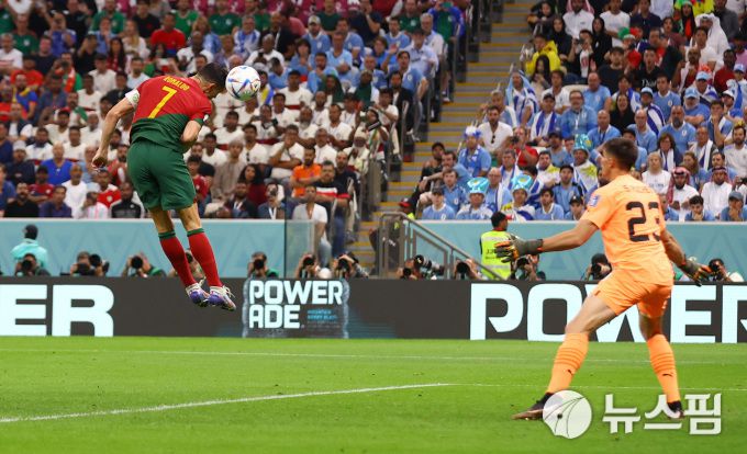 [카타르 로이터=뉴스핌] 이태성 기자 = 29일(한국시간) 카타르 루사일 스타디움에서 열린 2022 카타르 월드컵 조별리그 H조 2차전 포르투갈과 우루과이의 경기에서 포르투갈 크리스티아누 호날두가 헤더를 시도하는 모습. 이 골은 동료 브루노 페르난데스(맨유)의 골로 인정됐다. 2022.11.29 victory@newspim.com