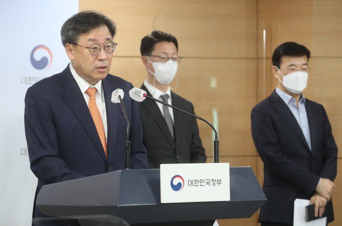 [서울=뉴스핌] 김학선 기자 = 박윤규 과학기술정보통신부 2차관이 18일 서울 종로구 정부서울청사에서 5G 주파수 할당 조건 이행점검 결과 발표를 하고 있다. 점검 결과, 3.5㎓ 대역의 경우 모든 사업자가 할당 조건을 이행한 것으로 평가된 반면 28㎓ 대역에서 SKT는 이용 기간 단축, LGU+·KT는 할당 취소 처분이 통지됐다. 2022.11.18 yooksa@newspim.com