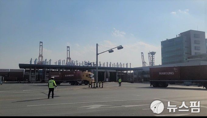 6일 오후 광양항 서부터미널에서 경찰 통제하에 반출입이 진행되고 있다.[사진=오정근 기자] 2022.12.06 ojg2340@newspim.com