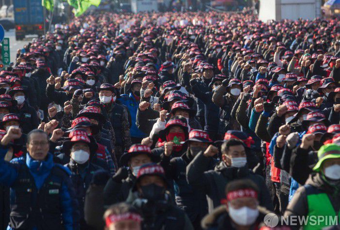 [의왕=뉴스핌] 윤창빈 기자 = 민주노총이 6일 오후 경기 의왕시 의왕ICD 사거리에서 열린 생명안전 후퇴 윤석열 정부 규탄! 노동자 참여 입법 촉구! 민주노총 결의대회에서 구호를 외치고 있다. 2022.12.06 pangbin@newspim.com