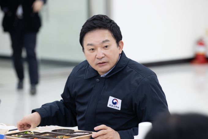 원희룡 국토교통부 장관이 부산신항에 설치한 임시사무실에서 열린 오찬간담회에서 발언하고 있다. [사진=국토교통부]