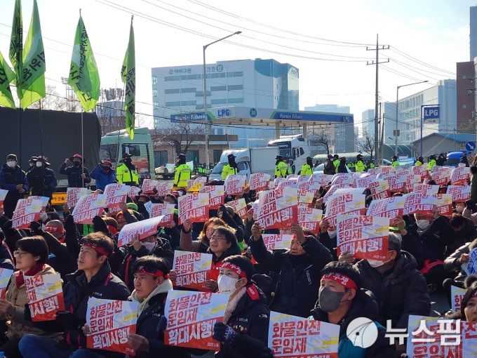 [의왕=뉴스핌] 박승봉 기자 = 민주노총은 산하 공공운수노조 화물연대본부의 총파업 동력을 이어가기 위해 6일 수도권 물류 거점인 경기 의왕내륙컨테이너기지(ICD)에서 대규모 집회를 열었다. 민주노총은 이날 오후 2시 의왕ICD 제2터미널 앞 도로에서 화물연대, 건설노조 등 소속 조합원 3500여 명(경찰 추산)이 모여 '전국동시다발 총파업·총력투쟁대회'를 열고 화물연대 파업에 대한 지지와 연대로 힘을 보탰다. 이날 모인 조합원들은 화물안전운임제 확대시행 피켓을 들고 구호를 외치고 있다. 2022.12.06 1141world@newspim.com
