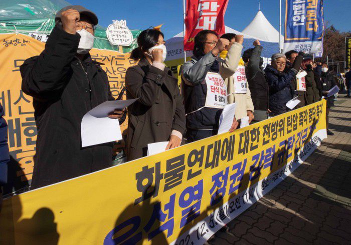 [서울=뉴스핌] 윤창빈 기자 = 노조법 2·3조 개정 운동본부가 5일 오전 서울 여의도 국회 앞에서 열린 화물연대에 대한 전방위 탄압 중단 촉구와 윤석열 정권 강력 규탄 긴급 기자회견에서 구호를 외치고 있다. 2022.12.05 pangbin@newspim.com