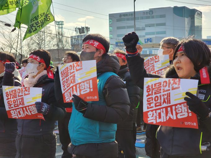 [의왕=뉴스핌] 박승봉 기자 = 민주노총은 이날 오후 2시 의왕ICD 제2터미널 앞 도로 한 쪽 4개 차로에서 경찰 측 추산 3500여 명 규모의 '전국동시다발 총파업·총력투쟁 대회'를 개최했다. 2022.12.06 1141world@newspim.com