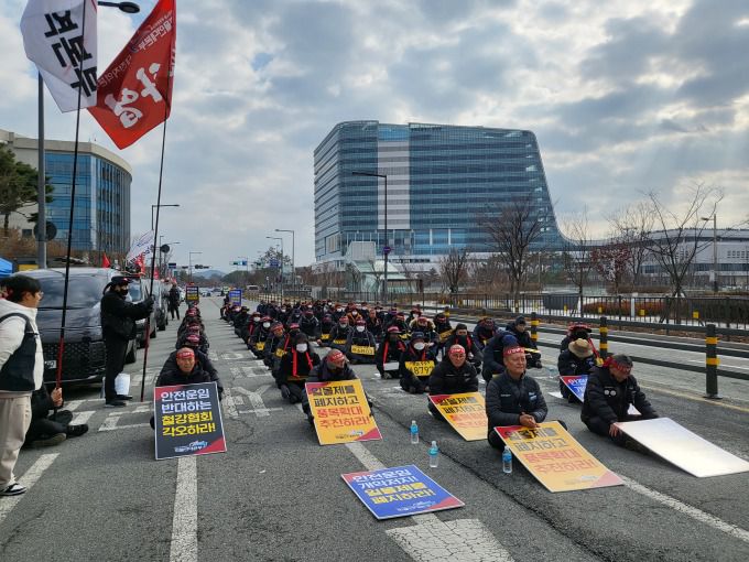 [세종=뉴스핌] 이수영 기자 = 민주노총 공공운수노조 화물연대본부(화물연대)가 7일 오후 정부세종청사 국토교통부 앞에서 안전운임제 일몰제 폐지를 요구하며 시위하고 있다. 2022.12.07 swimming@newspim.com