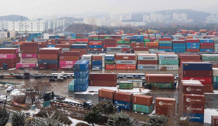 [의왕=뉴스핌] 윤창빈 기자 = 화물연대 파업 13일째인 6일 경기 의왕시 의왕ICD 제2터미널에 컨테이너들이 쌓여있다. 2022.12.06 pangbin@newspim.com