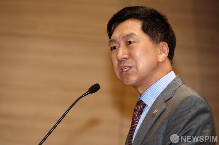 [서울=뉴스핌] 김민지 기자 = 김기현 국민의힘 의원이 지난 9월 21일 서울 여의도 국회에서 열린 국회의원 김기현과 함께하는 미디어, 미래를 위한 개혁 대토론회에서 인사말 하고 있다. (공동취재사진) 2022.09.21 photo@newspim.com