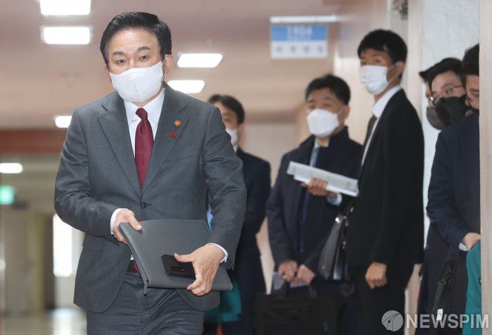 [서울=뉴스핌] 김학선 기자 = 원희룡 국토교통부 장관이 8일 서울 종로구 정부서울청사에서 열린 임시국무회의에 참석하고 있다. 정부는 이날 임시국무회의를 열고 시멘트에 이어 철강과 석유화학 분야에 대해 추가 업무개시명령 안건을 심의·의결했다. 2022.12.08 yooksa@newspim.com