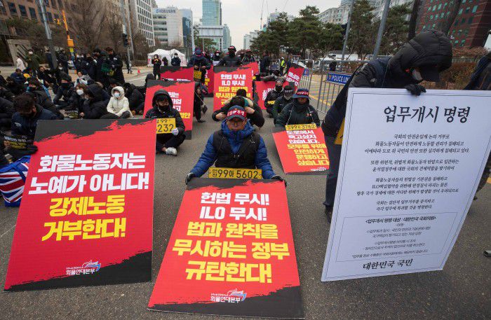 [서울=뉴스핌] 윤창빈 기자 = 7일 오후 서울 여의도 국회의사당 인근에서 민주노총 주최로 열린 생명안전 후퇴 윤석열 정부 규탄! 노동자 참여 입법 촉구! 민주노총 결의대회에서 화물연대 참석자들이 피켓을 들고 있다. 2022.12.07 pangbin@newspim.com