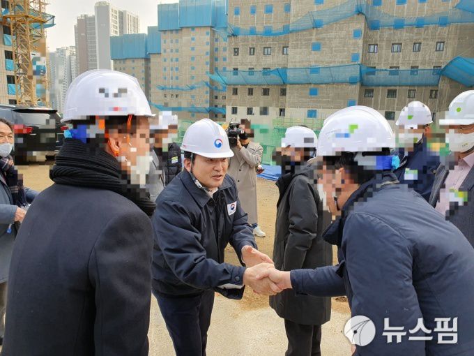 9일 인천의 한 아파트 건설현장을 찾은 원희룡 국토교통부 장관이 관계자들과 인사를 하고 있다.[사진=최현민 기자]