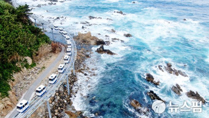 [울진=뉴스핌] 남효선 기자 = 경북 울진 죽변항의 새 관광명소로 각광받는 '죽변항 스카이레일'. 2022.12.11 nulcheon@newspim.com