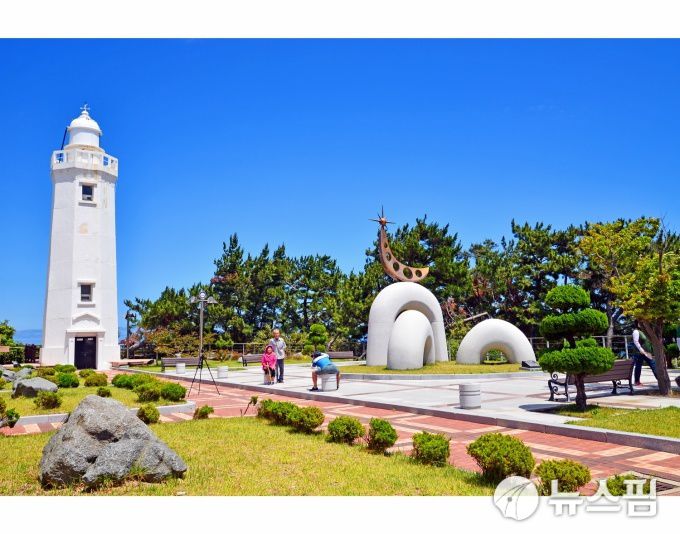 [울진=뉴스핌] 남효선 기자 = 죽변등대와 고려시대 왜구퇴치위해 조성한 전죽숲. 2022.12.11 nulcheon@newspim.com