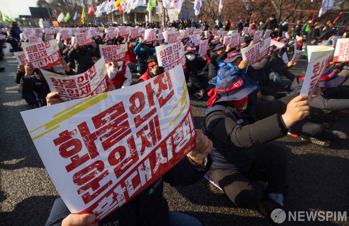 [의왕=뉴스핌] 윤창빈 기자 = 민주노총이 6일 오후 경기 의왕시 의왕ICD 사거리에서 열린 생명안전 후퇴 윤석열 정부 규탄! 노동자 참여 입법 촉구! 민주노총 결의대회에서 구호를 외치고 있다. 2022.12.06 pangbin@newspim.com