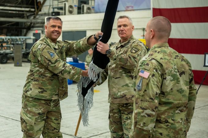 앤서니 매스털러(왼쪽) 미 인도태평양우주군 사령관이 14일 오후 경기 오산 미 공군기지에서 열린 주한 미 우주군(SPACEFOR-KOR) 창설식에서 폴 라캐머라 주한미군사령관(한미연합사령관)에게 부대기를 이양하고 있다. [사진=주한미군]