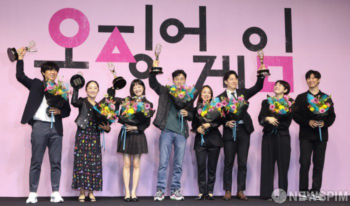 [서울=뉴스핌] 황준선 기자 = 정재훈 VFX 슈퍼바이저, 채경선 미술감독, 배우 이유미, 황동혁 감독, 김지연 대표, 무술팀 심상민, 이태영, 김차이가 16일 오후 서울 중구 웨스틴조선호텔에서 열린 오징어게임 에미상 수상 기념 기자간담회에서 포즈를 취하고 있다. 2022.09.16 hwang@newspim.com