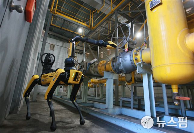 현대제철의 4족 보행로봇(SPOT)이 현장의 가스 밸브 개폐를 조작하고 있다. [사진=현대제철 제공]