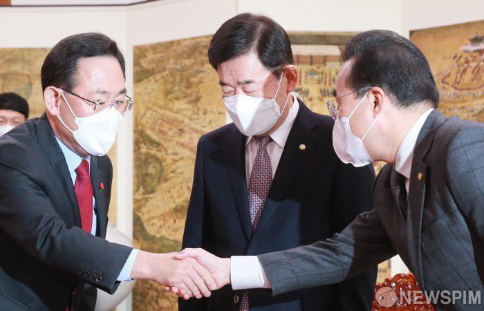 [서울=뉴스핌] 이형석 기자 = 주호영 국민의힘(왼쪽)·박홍근 더불어민주당 원내대표가 16일 서울 여의도 국회에서 회동을 앞두고 악수를 하고 있다. 2022.12.16 leehs@newspim.com