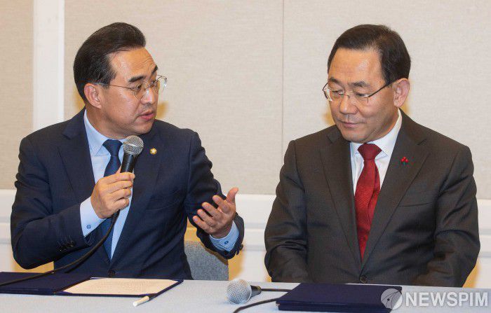 [서울=뉴스핌] 윤창빈 기자 = 박홍근 더불어민주당 원내대표가 22일 오후 서울 여의도 국회에서 내년도 예산안 합의문에 서명을 마치고 발언하고 있다. 2022.12.22 pangbin@newspim.com