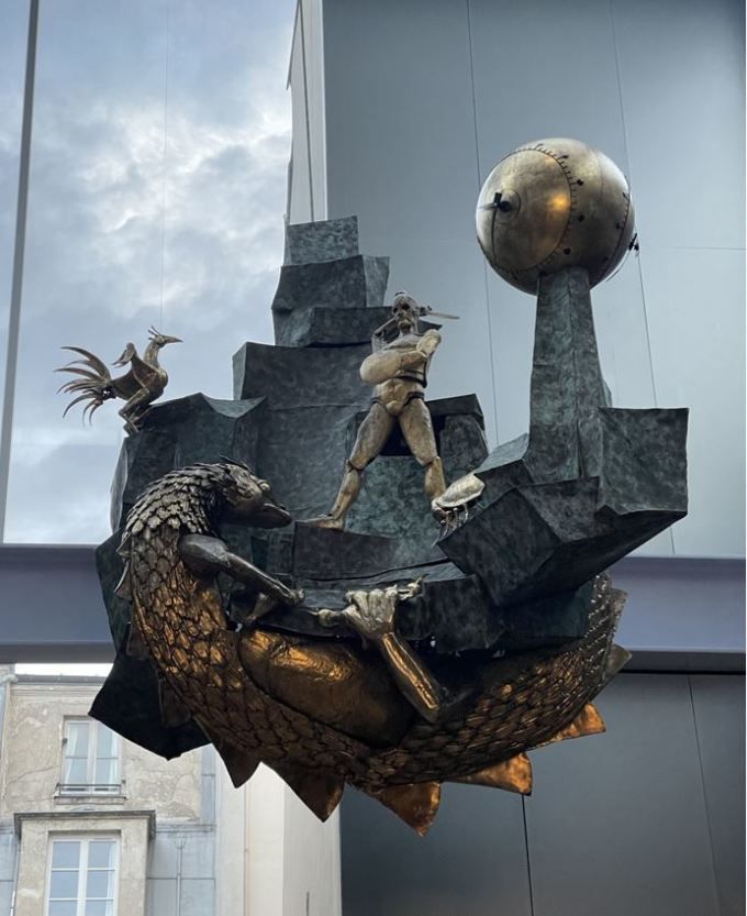 [서울 뉴스핌]이영란 기자= 시프리앙 가야르, '시간의 수호자'. 2022. 1979년 자끄 모네스티라는 장인이 불사조, 용, 게, 검투사를 등장시켜 만든 자동인형시계를 가야르가 2022년에 작품으로 복원했다. 가야르는 파리 퐁피두센터 근처에 방치된 시계를 되살려 자신의 개인전(파리 라파에트 안티시파시옹, 2023년 1월8일까지)에 내놓았다. 시계 상단의 검투사가 게의 등을 검으로 끝없이 내려치며 시계를 작동하게 한다. [사진=유진상] 2022.12.25 art29@newspim.com