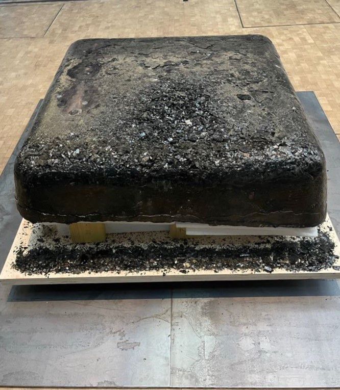 [서울 뉴스핌]이영란 기자= 시프리앙 가야르, '유리화한 발명의 궁전'. 2022. 개보수 공사가 한창인 파리 '발명의 궁전' 공사장에서 대량으로 나온 석면을 녹여, 유리 덩어리로 환원시킨 작품이다. 시프리앙 가야르는 우리가 살고 있는 곳곳에서 발견되는 고고학적, 인류학적 자취들을 재발견해 그 뒤에 가려진 역사와 서사를 끄집어내는 작업을 해왔다. 위험하고 유해한 재료인 폐석면을 유리로 환원시킨 탓에 쉽게 부셔져 운반이 어려웠던 작품이다. [사진=유진상] 2022.12.25 art29@newspim.com