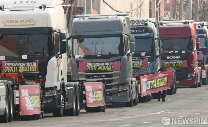 [서울=뉴스핌] 황준선 기자 = 공공운수노조 화물연대가 총파업을 철회한 9일 오후 경기도 의왕시 내륙컨테이너기지(ICD)앞 도로에 주차된 화물차에서 한 화물연대 조합원이 총파업 선전 현수막을 철거하고 있다. 2022.12.09 hwang@newspim.com