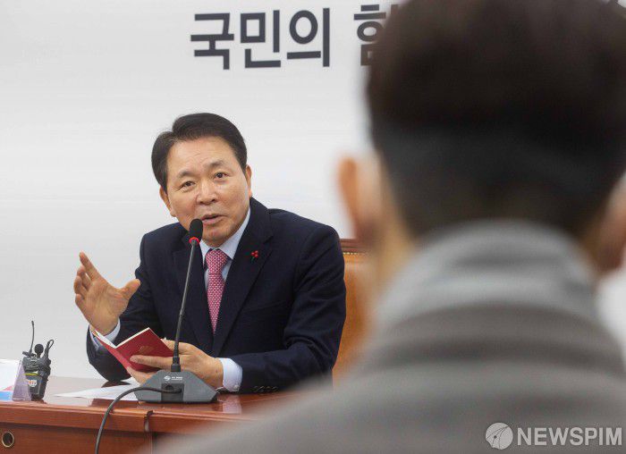 [서울=뉴스핌] 윤창빈 기자 = 성일종 국민의힘 정책위의장이 26일 오전 서울 여의도 국회에서 안전운임제 관련 입장을 발표하고 있다. 2022.12.26 pangbin@newspim.com