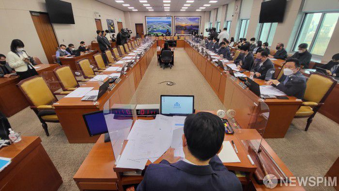 [서울=뉴스핌] 이형석 기자 = 9일 서울 여의도 국회에서 국민의힘 의원들과 정부측 관계자들이 불출석 한 가운데 국토교통위원회 전체회의가 열리고 있다. 이날 전체회의에서는 안전운임제의 유효기간을 3년 연장하는 화물자동차 운수사업법 일부개정법률안이 가결됐다. 2022.12.09 leehs@newspim.com