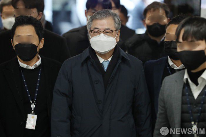 [서울=뉴스핌] 정일구 기자 = '서해 공무원 피격 사건' 의혹의 최고 결정권자로 지목된 서훈 전 청와대 국가안보실장이 2일 오전 서울 서초구 서울중앙지방법원에서 열린 구속 전 피의자 심문(영장실질심사)에 출석하고 있다. 2022.12.02 mironj19@newspim.com