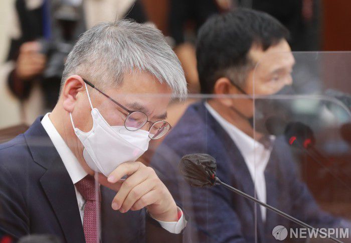 [서울=뉴스핌] 이형석 기자 = 김용하 민간자문위원회 공동위원장(왼쪽)이 3일 서울 여의도 국회에서 열린 연금개혁특별위원회 전체회의에서 생각에 잠겨 있다. 2023.01.03 leehs@newspim.com