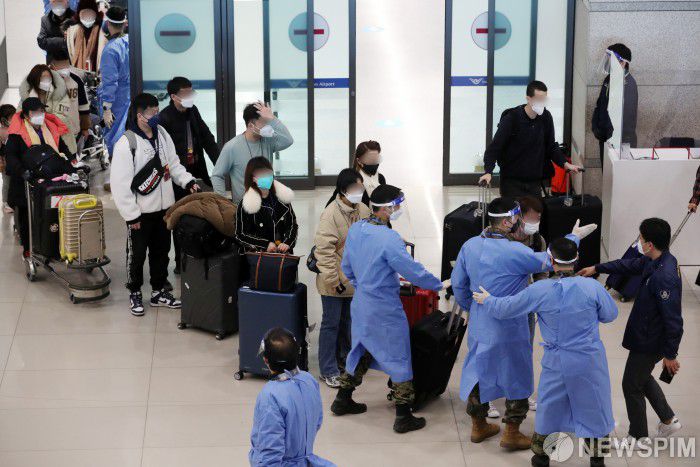 [영종도=뉴스핌] 정일구 기자 = 중국발 입국자 모두에 대해 신종 코로나바이러스 감염증(코로나19) 유전자증폭(PCR) 검사를 하는 고강도 방역 대책이 시작된 2일 오전 인천국제공항 제1여객터미널 입국장에서 중국에서 입국한 해외여행객들이 의료진 및 군 방역 관계자들의 검사 관련 안내를 받으며 이동하고 있다. 2023.01.02 mironj19@newspim.com