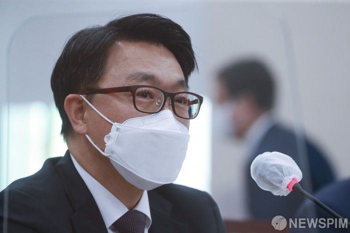 [서울=뉴스핌] 이형석 기자 = 김진욱 고위공직자범죄수사처장이 13일 오후 서울 여의도 국회 법제사법위원회의 고위공직자범죄수사처 국정감사에서 질의에 답하고 있다. 2022.10.13 leehs@newspim.com