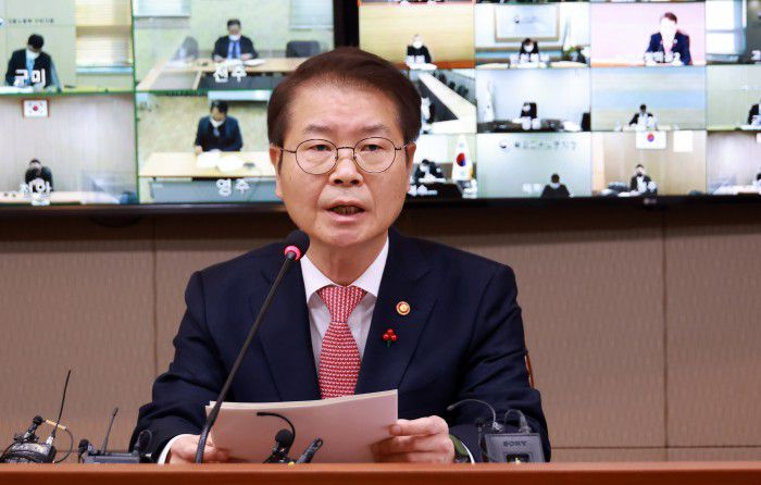 [서울=뉴스핌]이정식 고용노동부 장관이 30일 오전 세종시 정부세종청사 고용노동부에서 열린 '전국 기관장 회의'에 참석해 모두발언을 하고 있다.이날 회의에는 고용노동부 주요 실·국장, 48개 전국 지방관서장 등이 참석했다.[사진=고용노동부 ] 2022.12.30 photo@newspim.com